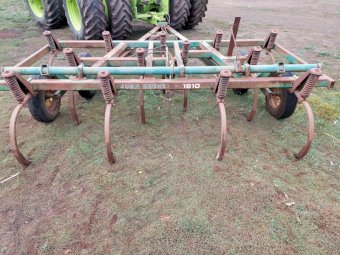 John Deere 1610 Tyne Chisel Plough