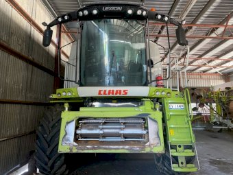 2013 Claas Lexion 760 4WD Header with 2013 Claas Vario 1350 (45ft) Front