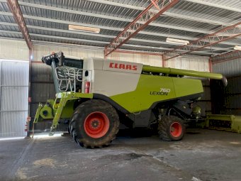 2013 Claas Lexion 760 4WD Header with 2013 Claas Vario 1350 (45ft) Front