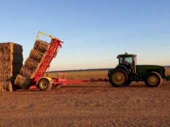 Under Auction - (A215) 2018 Jadan Big Bale Stacker 