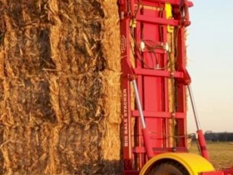 Under Auction - (A215) 2018 Jadan Big Bale Stacker 