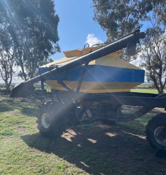 1998 Ezee-On 3175 Bin and 7500 Air Drill Bar