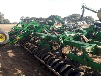 2009 John Deere 1830 61ft Bar with 1910 15,000L Air Cart