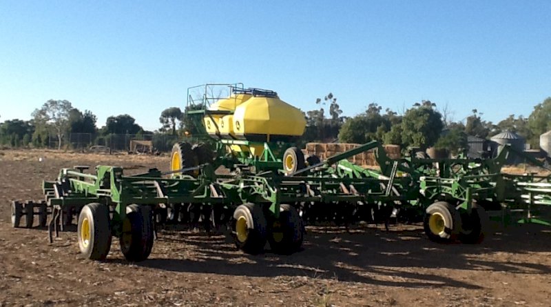 2009 John Deere 1830 61ft Bar with 1910 15,000L Air Cart