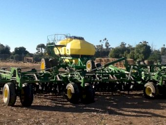 2009 John Deere 1830 61ft Bar with 1910 15,000L Air Cart