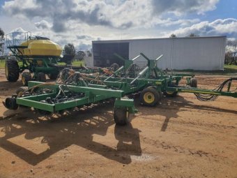 2014 John Deere 1890 36 ft Bar with 1910 Air Cart