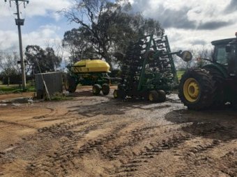 2014 John Deere 1890 36 ft Bar with 1910 Air Cart