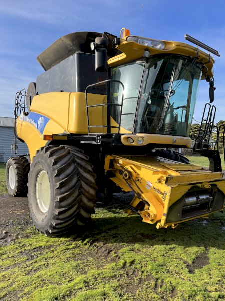 2007 New Holland CR960 Header With 36ft Honey Bee Front
