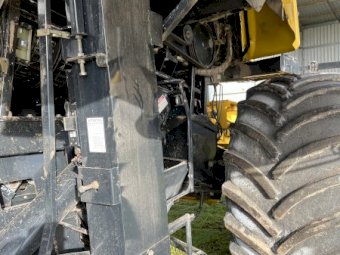 2007 New Holland CR960 Header With 36ft Honey Bee Front