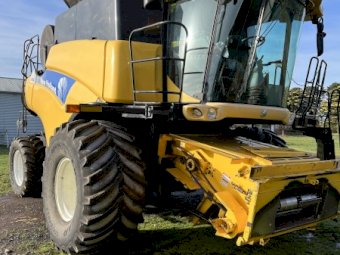 2007 New Holland CR960 Header With 36ft Honey Bee Front