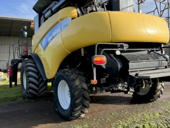 2007 New Holland CR960 Header With 36ft Honey Bee Front