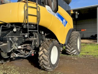 2007 New Holland CR960 Header With 36ft Honey Bee Front