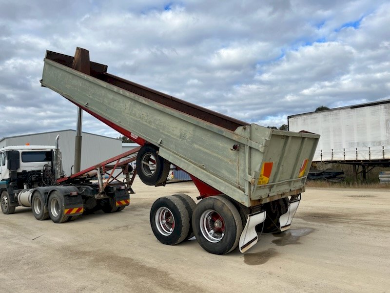 Under Auction - (A209) 1980 White Centurion Bogey Semi Tipper 