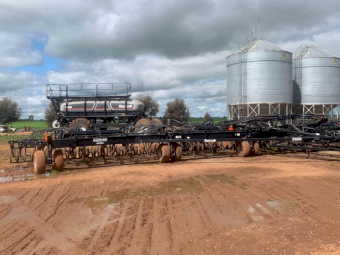2019 Flexicoil 5500 80ft Bar with 20,000L Tow Behind Flexicoil 5560 Bin