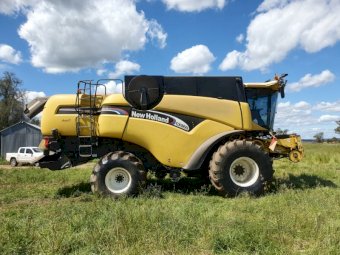 2003 New Holland CX 860 Header