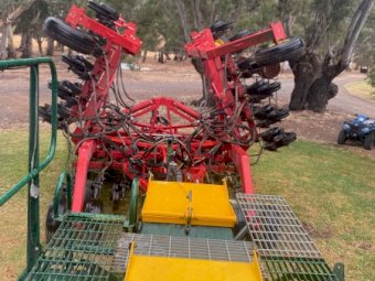 2018 Bourgault 3720 Disc Seeder with Simplicity 4500 Cart