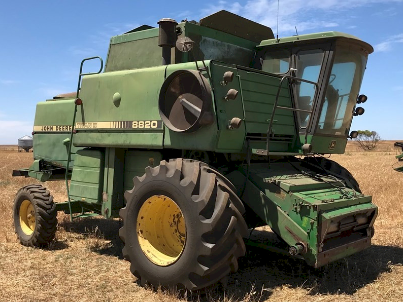 John Deere 8820 Titan II Header
