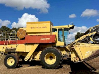 New Holland TR 95 Header with 30' 806 Front