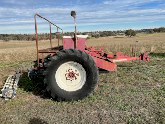 International 511 24 run Seeder