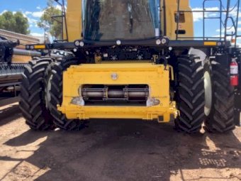 2020 New Holland CR8.90 & FD75 MacDon 45ft Flex Draper on Trailer