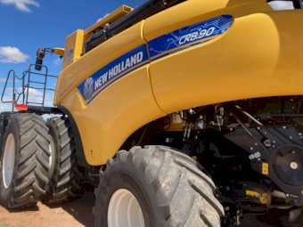 2020 New Holland CR8.90 & FD75 MacDon 45ft Flex Draper on Trailer