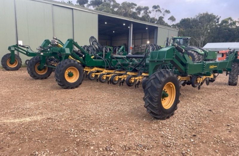 2017 Simplicity 12m 306 Hybrid Allrounder Bar and 2016 Simplicity 17,000L Air Cart