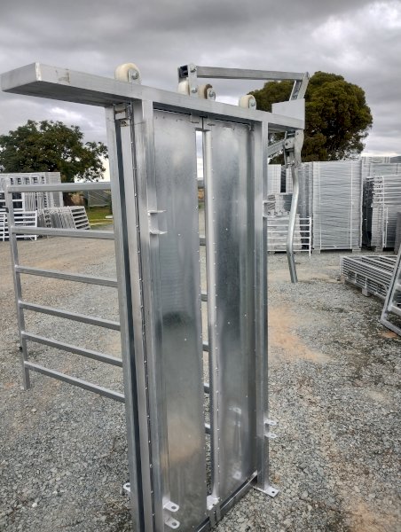 Under Auction - (A225) Cattle Head Bail 