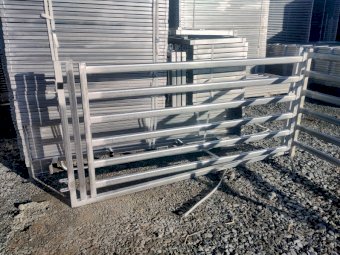 Under Auction - (A226) 5 X 2.1Mtr Double Hinged Gates 