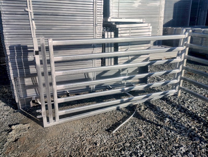 Under Auction - (A225) 4 X 2.8Mtr Double Hinged Gates 