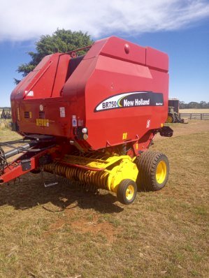 2005 New Holland BR750 Round Baler