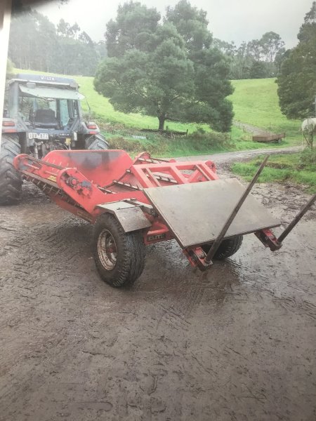 WMI Round Bale Feedout Cart