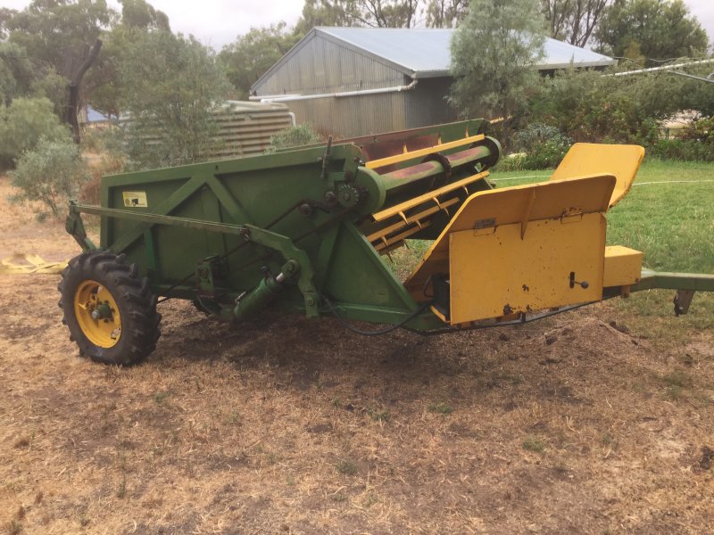 Bushultz Engineers Round bale feed out cart
