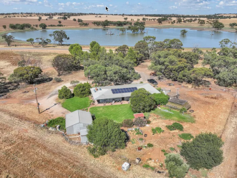 Rural living near Wooroonook Lakes!