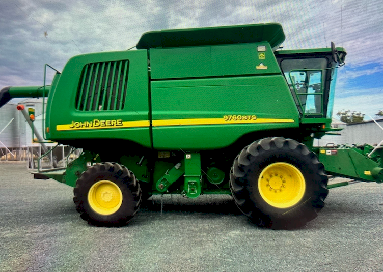 2006 John Deere 9760STS Header