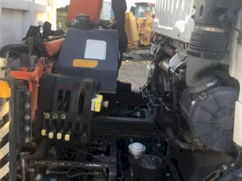 2010 Isuzu 500 Tray Truck with Crane