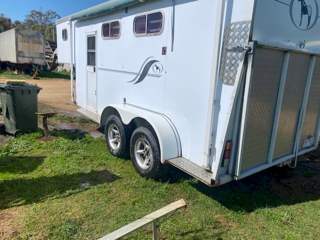 Gooseneck 2 Horse Float with living area