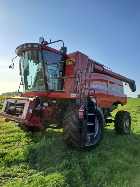 2009 Case IH 7088 Header with Midwest Crophawk Draper Front