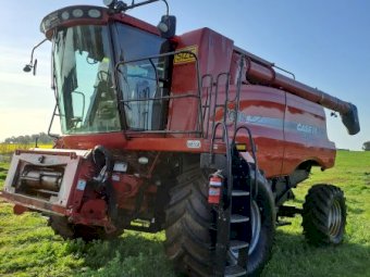 2009 Case IH 7088 Header with Midwest Crophawk Draper Front