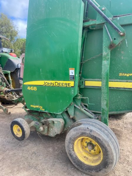 John Deere 468 Round Baler