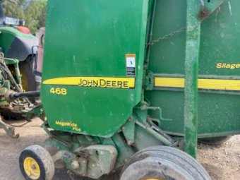 John Deere 468 Round Baler