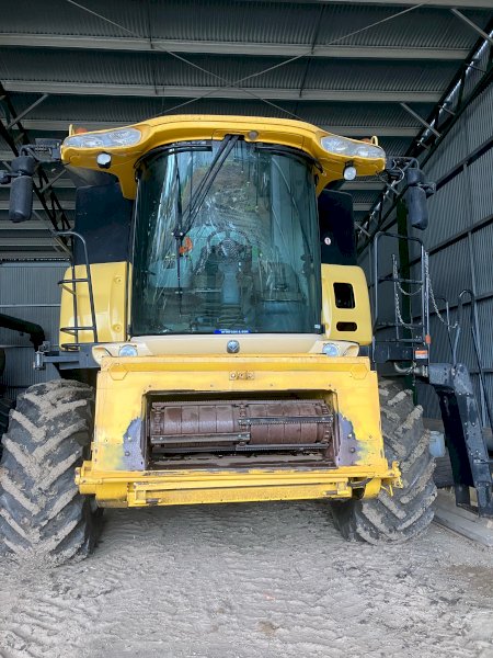2008 New Holland CR970 Header with 40ft Honeybee Front and Trailer
