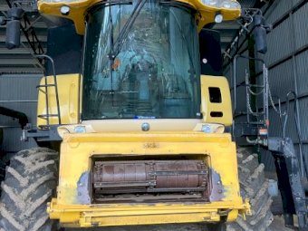 2008 New Holland CR970 Header with 40ft Honeybee Front and Trailer