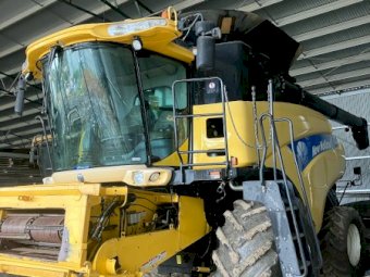 2008 New Holland CR970 Header with 40ft Honeybee Front and Trailer