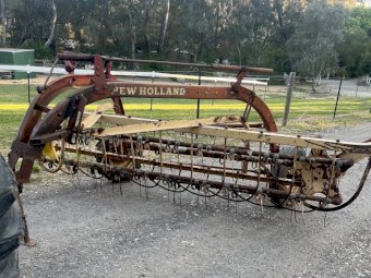 Under Auction - (A237) New Holland 56 Roller Bar Hay rake 