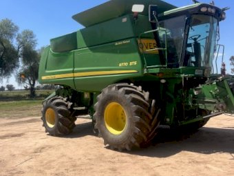 2011 John Deere 9770 Header with Fronts and Trailer