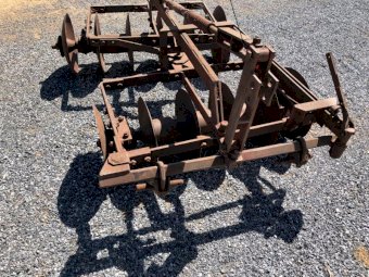 Three-point linkage 12 plate offset discs