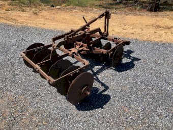 Three-point linkage 12 plate offset discs