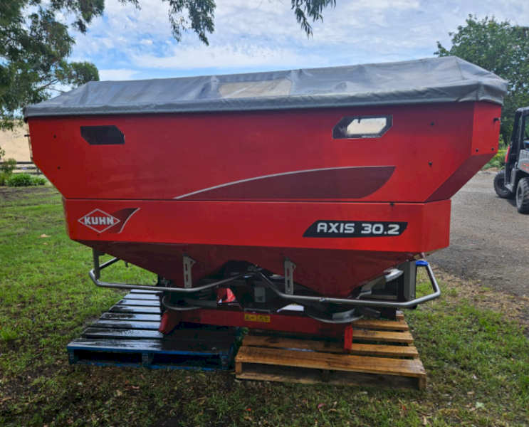 2017 Kuhn Axis-M 30.2 Spreader