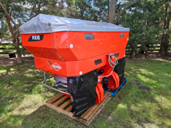 2017 Kuhn Axis-M 30.2 Spreader