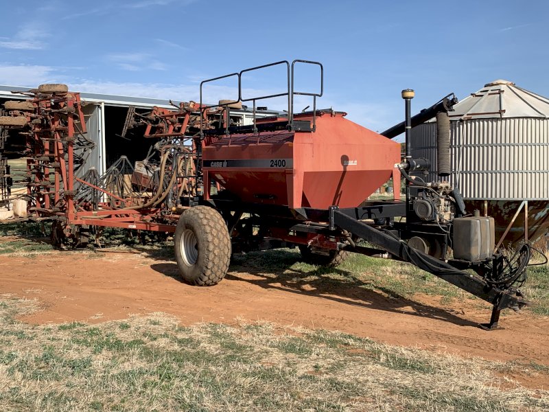 Case 4900 Field Cultivator  Bar with 2400 Air Cart